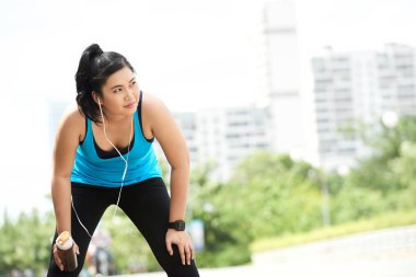Vietnamca güzel genç kadın koşu sonra yorgun