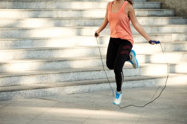 İp atlama ile atlama kadının kırpılmış görüntü