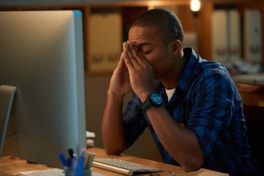 Afro-Amerikan işadamı burun köprüsü mesai karanlık açık plan ofiste masaj bitkin