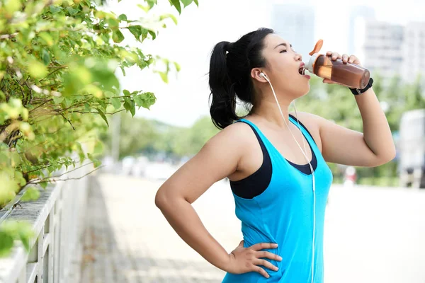 Αρκετά Ασιατική Γυναίκα Πίνοντας Φρέσκο Νερό Μετά Τρέξιμο Πρωί — Φωτογραφία Αρχείου