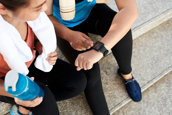 Jovem Mulher Verificando Frequência Cardíaca Relógio Inteligente Depois Correr — Fotografia de Stock