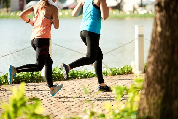 Bijgesneden Afbeelding Van Twee Vrouwen Lopen Ochtend — Stockfoto