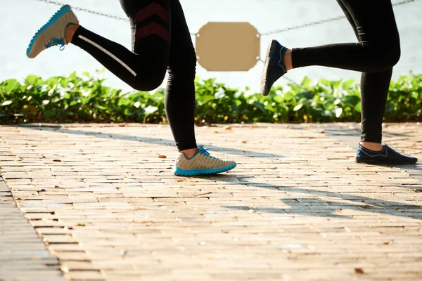 运动的年轻妇女的腿在户外奔跑 — 图库照片