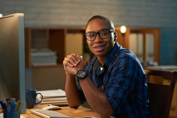 Smiling African American Entrepreneur Looking Camera While Sitting Front Computer — Stock Photo, Image