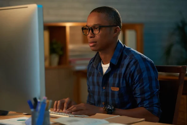 Portrait Concentrated Young Programmer Working Computer Dark Modern Office — Stock Photo, Image