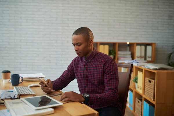 Uomo Africano Seduto Tavolo Lavoro Con Computer — Foto Stock