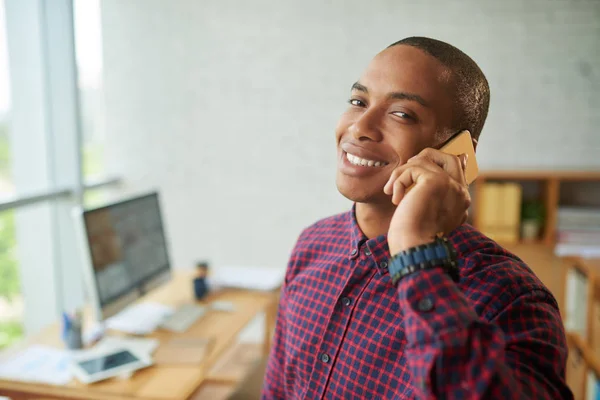 Smiling African American Man Talking Mobile Phone His Coworker Head — Stock Photo, Image