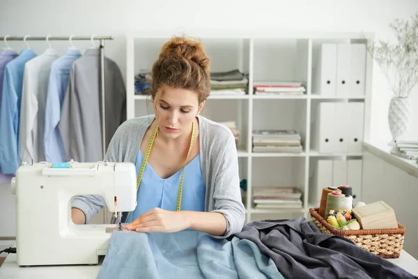 Női Szabó Elfoglalt Val Varrás Ing Stúdiójában — Stock Fotó