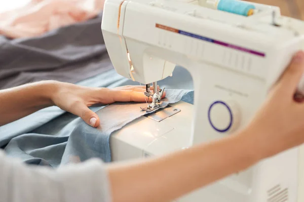 Руки Женщины Помощью Электрической Швейной Машинки — стоковое фото