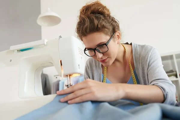 Mujer Joven Gafas Ocupadas Con Trabajo Máquina Coser — Foto de Stock