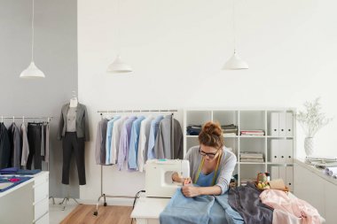 Moda Tasarımcısı koleksiyonuyla onun Studio çalışma