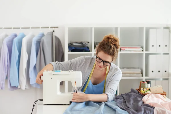 Joven Sastre Cosiendo Camisas Masculinas Estudio — Foto de Stock