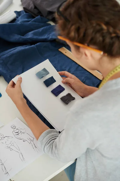 Diseñador Trabajando Colección Tonos Azules Para Nuevo Proyecto — Foto de Stock