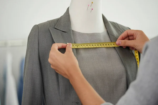 Hands Tailor Measuring Female Suit Mannequin — Stock Photo, Image