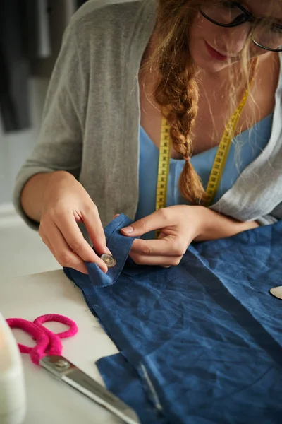 Imagen Cerca Los Botones Costura Mujer Artículo Ropa — Foto de Stock