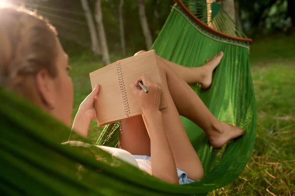 Mujer Escribiendo Diario Las Ideas Mientras Que Miente Hamaca — Foto de Stock