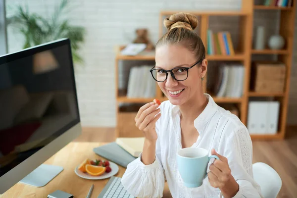 Hermosa Mujer Joven Mirando Cámara Con Una Amplia Sonrisa Mientras — Foto de Stock