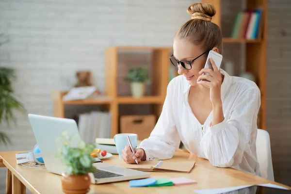 Mulher Escrevendo Notas Diário Falando Celular Escritório — Fotografia de Stock