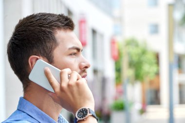 Evet işadamı yan görünüm