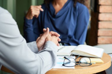 Yakın çekim yansıma toplantı kafede olan iş adamları