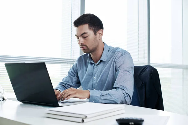 Portret Biznesmena Pracującego Laptopie Biurze — Zdjęcie stockowe