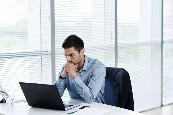 Pensativo Hombre Negocios Leyendo Información Pantalla Del Ordenador Portátil —  Fotos de Stock