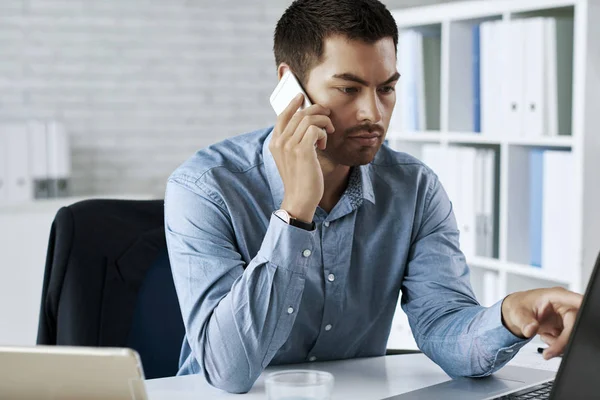 Geschäftsleiter Telefoniert Und Liest Daten Auf Laptop Bildschirm — Stockfoto