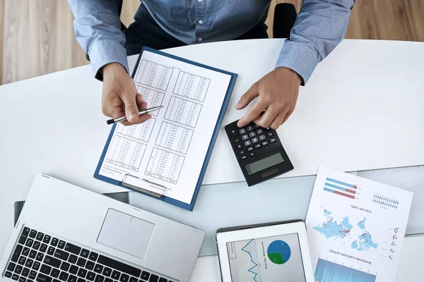 Handen Van Financieel Manager Controleren Tabellen Met Gegevens — Stockfoto