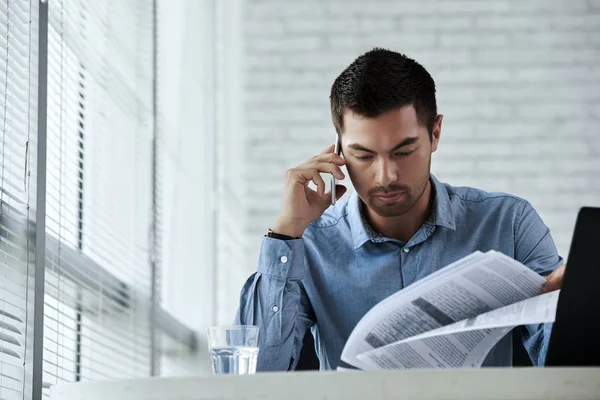 Affärsman Som Ringer Telefonen När Man Läser Rapporten — Stockfoto