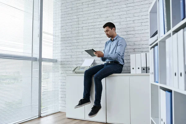 Vážný Podnikatel Sedí Prádelníku Tabletovým Počítačem — Stock fotografie
