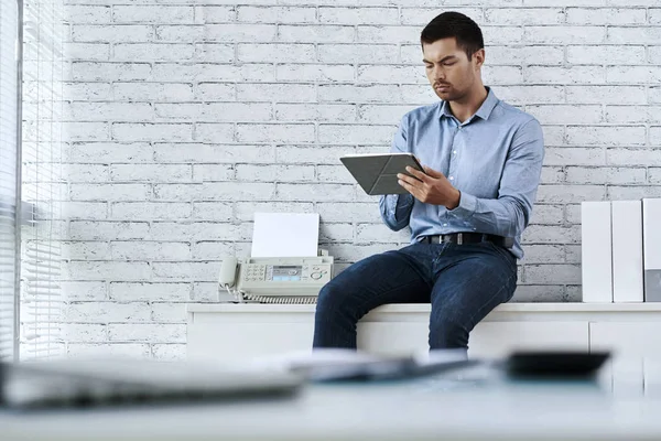 Retrato Jovem Empresário Usando Aplicativo Computador Tablet — Fotografia de Stock