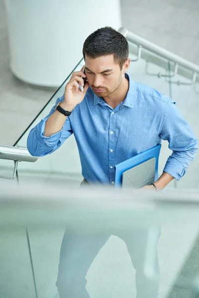 Seriöser Geschäftsmann Der Die Treppe Hinaufgeht Und Telefon Anruft — Stockfoto