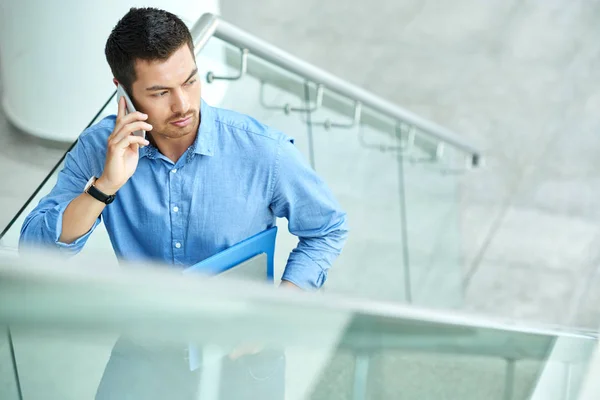 Affärsman Som Ringer Telefonen När Man Går Upp För Trapporna — Stockfoto