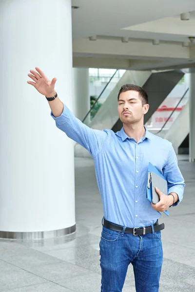 Joven Hombre Negocios Guapo Coger Taxi Cerca Del Edificio Oficinas — Foto de Stock