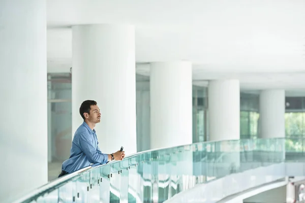 Pengusaha Besar Dengan Smartphone Tangan Berdiri Balkon Gedung Kantor — Stok Foto