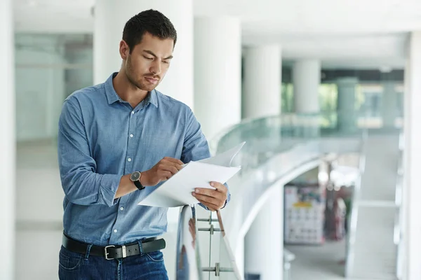 Porträtt Allvarlig Ung Affärsman Läsa Dokument — Stockfoto