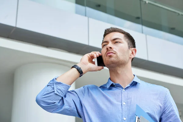 Ritratto Dirigente Azienda Che Chiama Telefono All Aperto — Foto Stock