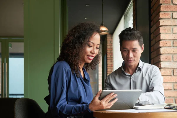 Vietnamesiska Affärspartners Diskuterar Information Tablet — Stockfoto