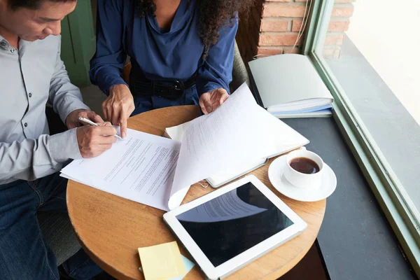 Businessman Signing Contact Meeting Cafe — Stock Photo, Image