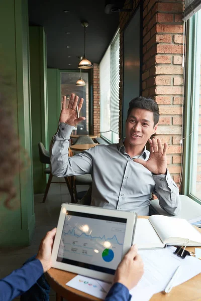 Vrolijke Vietnamese Zakenman Start Project Bespreken Met Collega Café — Stockfoto
