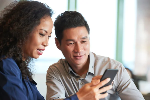 Glada Vietnamesiska Företag Personer Läser Meddelande Smartphone — Stockfoto