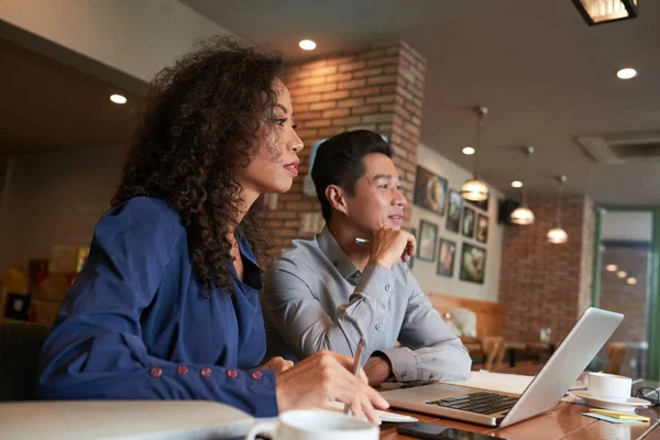 Vietnamiti Uomini Affari Che Lavorano Nel Caffè Locale — Foto Stock