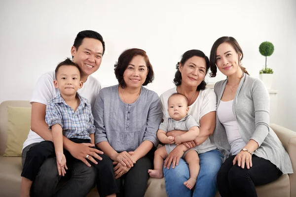 Porträtt Stora Asiatiska Familj Poserar För Fotot Hemma — Stockfoto