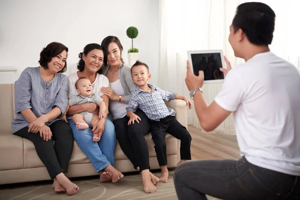 Portrait Big Asian Family Two Kids Posing Photo Home — Stock Photo, Image