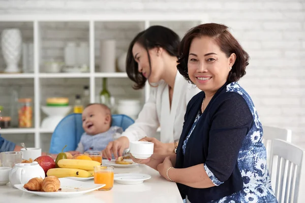 Retrato Mulher Asiática Madura Sentada Mesa Jantar Com Família Olhando — Fotografia de Stock