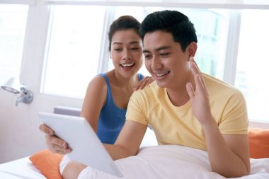 Çift video dijital tablet ile onların velilere çağrı