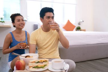 Kahvaltı ve tv seyretmek genç Vietnamca Çift