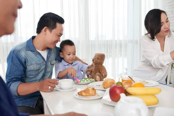 Retrato Hombre Asiático Jugando Con Hijo Mesa Del Desayuno Con — Foto de Stock