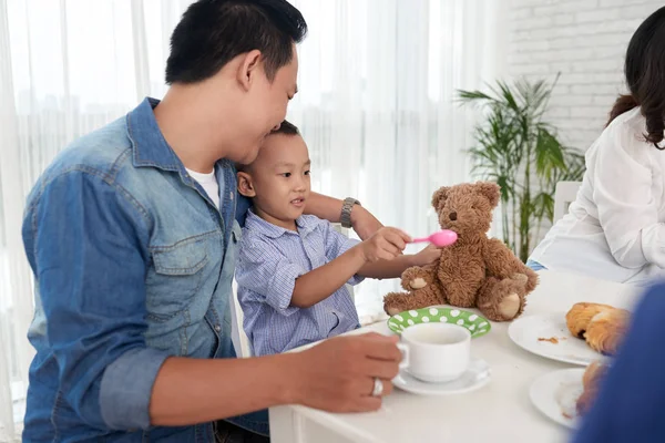 Portret Van Aziatische Man Spelen Met Zoon Terwijl Ontbijt Met — Stockfoto