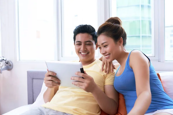 Casal Vietnamita Alegre Assistindo Vídeos Tablet Digital — Fotografia de Stock